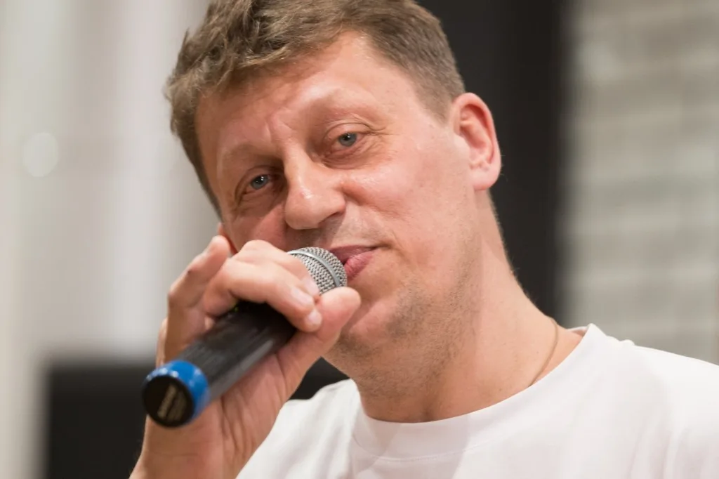 Портрет Севы Фрида с микрофоном