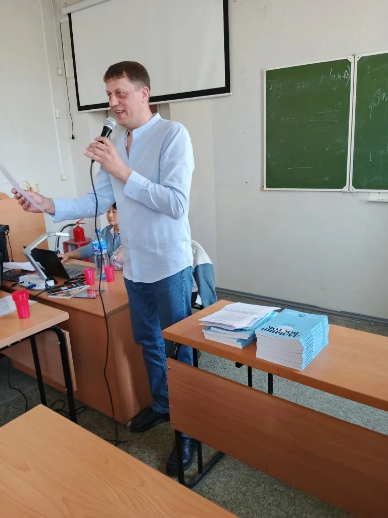 Сева Фрид выступает с микрофоном