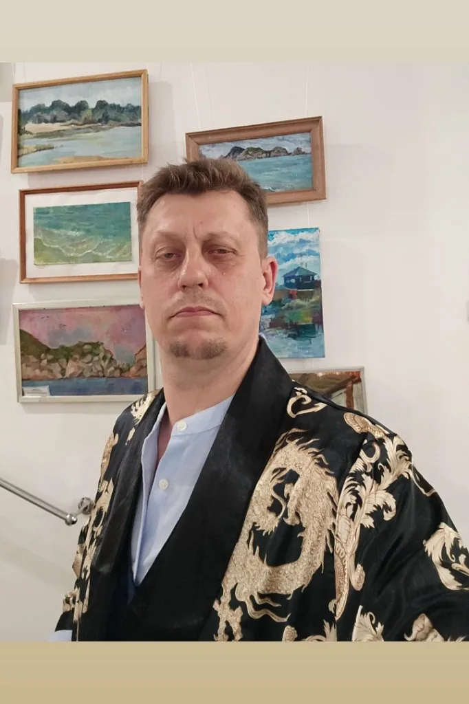 Сева Фрид в вышитом халате